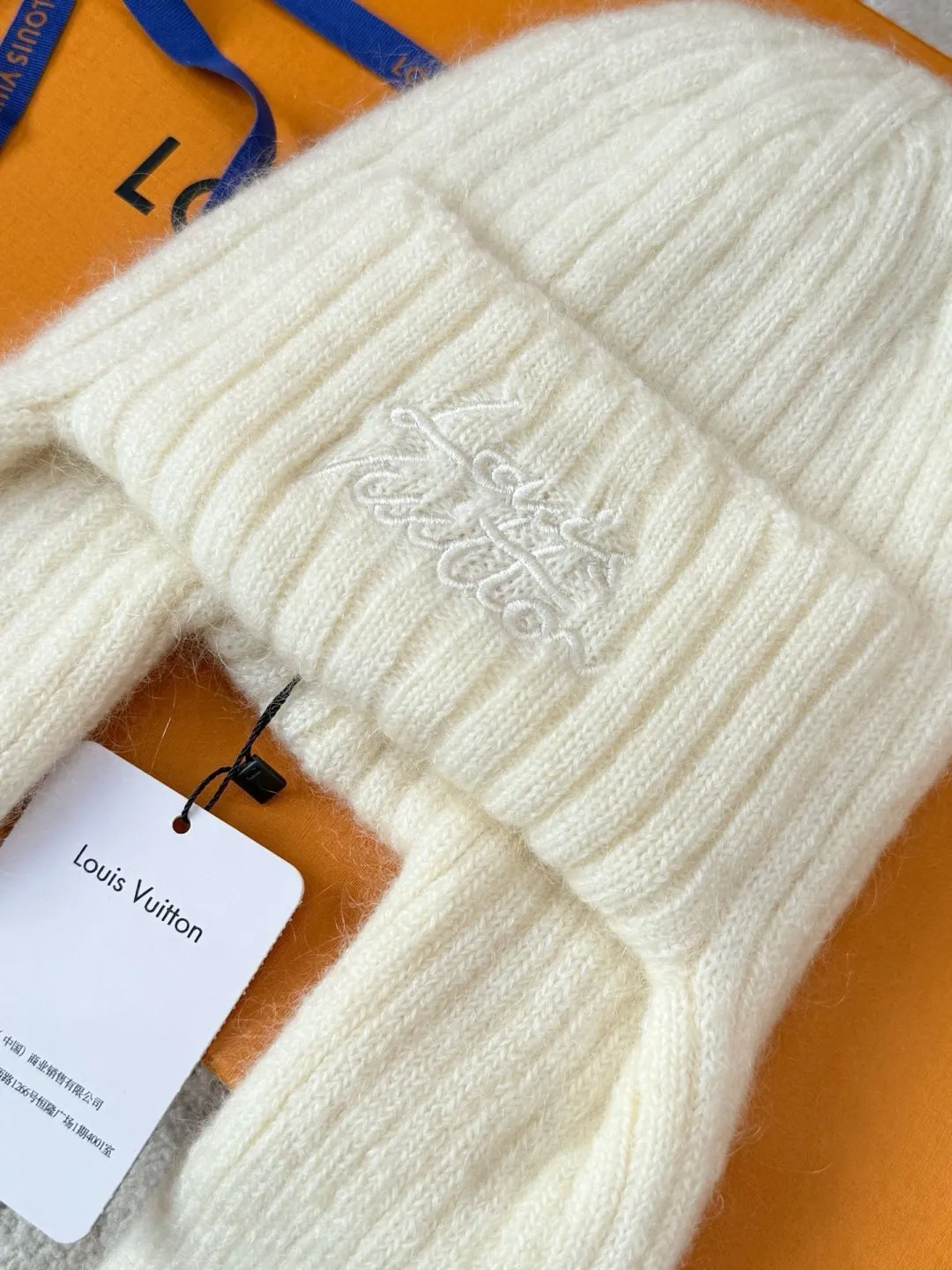 LOUIS VUITTON Autumn and Winter Ski Series Lei Feng Hat ●Original version: 5100 purchase and development ●Item number: 1681971-B05 ●Fabric: wool blended fabric ●Technology: knitted ●Color: white/black/Iceland blue/ ●Version: suitable fit ●Description: Woven by 32-needle fine knitting technology, the suede surface is fluffy and smooth, and its warmth retention is better than ordinary wool hats. The main body of the hat has a vertical grooved stripe texture, which is elastically fit through the fixed-needle shrinking technique. It is suitable for most headbands. The front logo of the hat is made of three-dimensional satin embroidery. The embroidery thread is made of high-gloss yarn of the same color. The stitch density reaches 80 stitches/square centimeter. The pattern is full and not easy to pilling. The ear protection part is woven in one piece, without splicing gaps, making it more comfortable to wear. The finished product is shaped by low-temperature steam to ensure that the hat shape is stiff and not easily deformed. The post-finishing process includes anti-pilling treatment, taking into account both texture and durability. The overall wiring is straight and delicate, the fabric is comfortable and soft, and the color is consistent without color difference. It can be matched with the same style to create a fashionable look and control various occasions. Customized accessories, complete with three standards, same style for men and women!